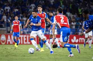 Kaiki Bruno tenta o cruzamento para o Cruzeiro no jogo contra a Católica. Mas, no fim, os mineiros perderam.