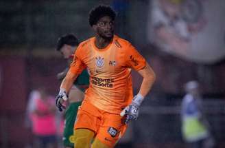 Polícia indicia dois torcedores da Portuguesa por racismo contra Hugo Souza, do Corinthians –