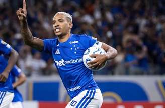 Matheus Pereira comemora seu gol na derrota do Cruzeiro para a Universidad Católica, no Mineirão –