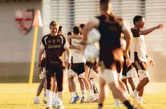 Cebolinha (E), está de volta aos treinos do Flamengo –