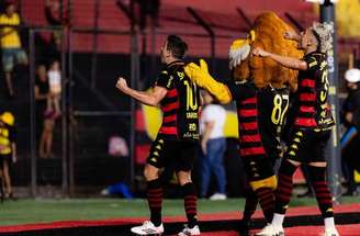 Uruguaio Carlos De Pena comemora seu gol na Ilha do Retiro –
