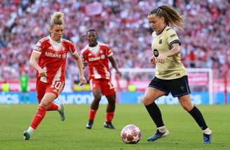 Ewa Pajor, do Barcelona, celebra gol no empate diante do Bayern, na Alemanha –