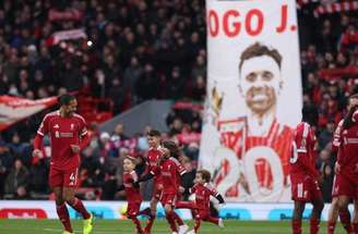 PSG comparece em memorial de Diogo Jota antes de duelo contra o Liverpool –