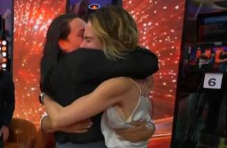 Ana Paula Renault defende irmã, Cida Renault, após críticas sobre luto.