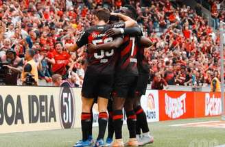 Athletico-PR venceu o Vitória e segue na parte de cima da tabela do Brasileirão –