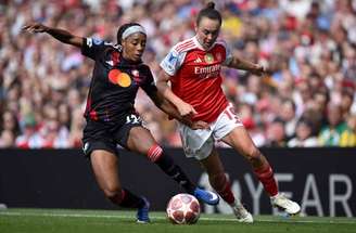 Jogadoras do Arsenal comemoram o primeiro gol na vitória sobre o Lyon –