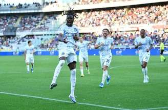 Yoan Bonny, da Internazionale trava disputa de bola Alieu Eybi Njie, do Torino, durante jogo deste domingo (26) no Estádio Olímpico de Turim –