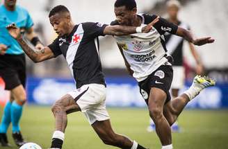 André e Tch Tchê em disputa de bola –