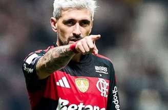 Arrascaeta comemora com Plata. Afinal, ambos marcaram no 4 a 0 sobre o Galo.