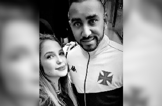 Larissa Ferrari mostra manchas em seu corpo –