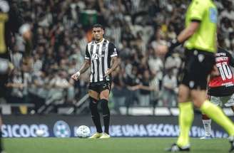 Ruan, do Galo, sofrendo com o ataque do Flamengo –