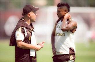 Leonardo Jardim já em ação no CT do Flamengo nesta segunda (27/4) –