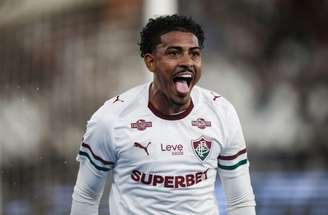 Fluminense sofre, mas vence a Chapecoense por 2 a 1 segue na briga pelo título do Brasileirão –