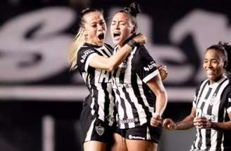 Botafogo (de branco) luta muito, mas desperdiça chances e o Atlético, em casa, se dá bem: 2 a 0.