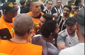 Segurança do Galo discute com um torcedor durante a surra que o time levou do Flamengo.