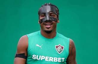 John Kennedy levou três pontos no nariz após vitória do Fluminense sobre a Chapecoense –