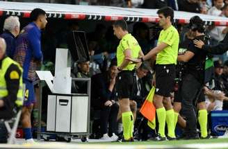 Árbitro Jose Maria Sanchez Martinez olha o monitor do VAR durante partida entre Real Madrid e Athletic Bilbao –