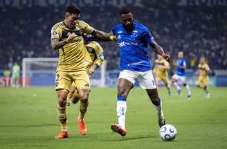 O lateral Kaiki Bruno consegue escapar da marcação de Ascacibar no duelo entre Cruzeiro e Boca Juniors, nesta terça-feira, no Mineirão. Mas no fim deu a Raposa. 