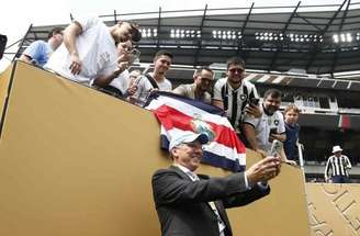 Textor tenta se disfarçar enquanto acompanha o Botafogo –