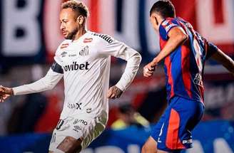 Gabigol corre para festejar com os companheiros o gol que marcou para o Santos contra o San Lorenzo.