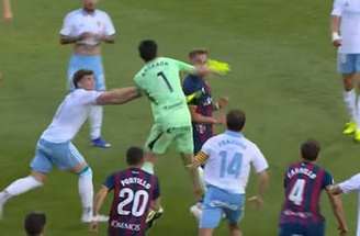 Comissão disciplinar puniu Andrada com 13 jogos de suspensão por agredir Pulido, do Huesca – Reprodução de vídeo