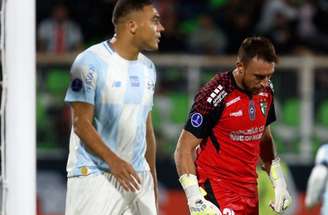 Carlos Vinícius perdeu três pênaltis contra o Palestino –