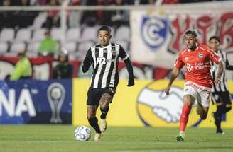 Dudu, bem marcado, nada faz na derrota do Galo para o Cienciano.