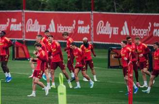 Unai Emery busca a formação ideal para levar o Aston Villa à vitória no primeiro duelo da semifinal da Liga Europa contra o Nottingham Forest.-