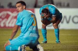 Kevin Silva fica incrédulo ao perder um gol inacreditável