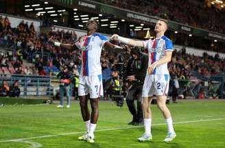 Jogadores de Shakhtar Donetsk e Crystal Palace em disputa de bola na semifinal da Liga Conferência –