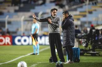 Scarpa tenta o passe. Apoio da torcida esteve muito mal na derrota do Galo para o Cienciano.