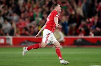 Bola pela na mão de Digne, que gerou o pênalti para o Nottingham Forest –