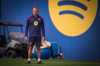 Barcelona chega a acordo para renovar com o técnico Flick até 2028 –