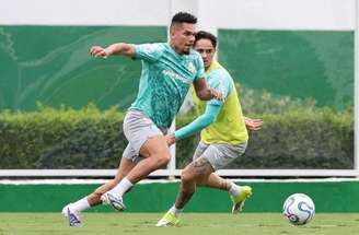 Paulinho durante treinamento, na Academia de Futebol. –