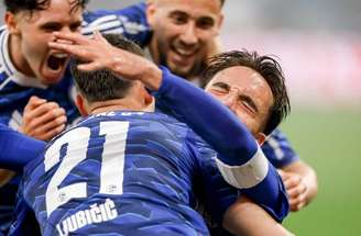 Da esquerda para a direita: Sylla, Kurucay, Karaman (autor do gol) e Aouchiche comemoram em grande estilo o gol que abriu o placar diante do Fortuna. 