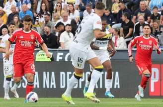 O ex-Palmeiras Richard Ríos celebra o seu gol no empate entre Benfica e Famalicão.