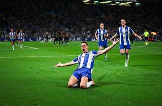 Bendanek (5) é levantado após fazer o gol da vitória o Porto, o agora, campeão português de 2025/26.