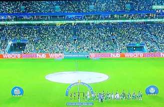 Jogadores do Santos esperam o fim do jogo para, enfim, entrarem em campo para o jogo com oP almeiras