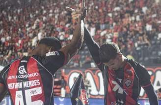 Rubro-Negro passeia sobre o Coritiba no Barradão –
