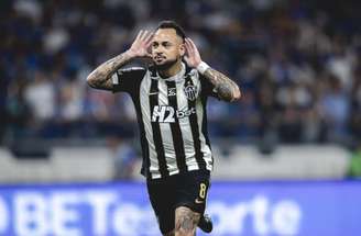Maycon cobra pênalti. É o segundo gol do Galo sobre o Cruzeiro.