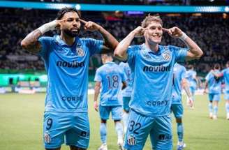 Santistas vibram com o gol de Rollheiser. 