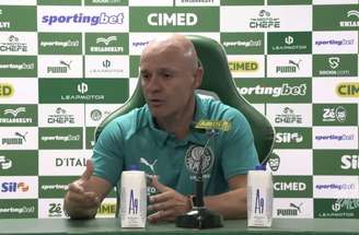 Vítor Castanheira explica mudanças na escalação para o clássico –