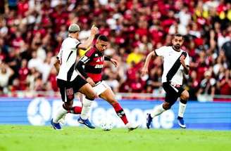 Jogo foi marcado por grandes disputas no meio-campo –
