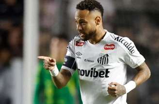 Neymar é tietado após empate do Santos na Argentina –