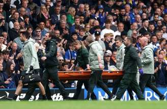 Jesse Derry, do Chelsea, recebe atendimento médico durante jogo da Premier League entre Chelsea e Nottingham, em Stamford Bridge –