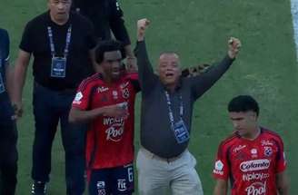 Raúl Giraldo faz gestos irônicos na direção da torcida do próprio clube –