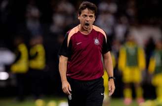 Fernando Diniz perdeu a primeira no comando do Corinthians –