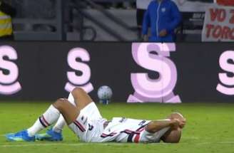 Lucas Moura postou foto de bota ortopédica e muletas ao receber alta de hospital –