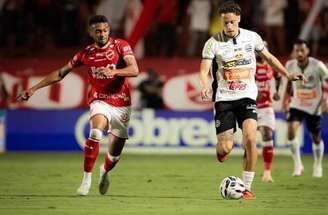 Delatorre marca para o Vila Nova.