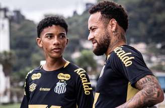 Neymar e Robinho em treino nesta segunda-feira (4/5) –
